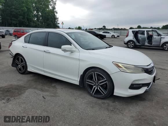 2017 Honda Accord Touring z VIN 1HGCR3F9XHA015798, wystawiony jako Copart lot #57998695 z przebiegiem 205 023 mil mil oraz Szkoda całkowita • Salvage title. Historia ofert i sprzedaży dostępna na DreamBid. Obrazek 4.