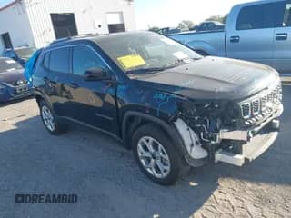 2025 Jeep Compass Sport z VIN 3C4NJDAN6ST539118, wystawiony jako IAAI lot #43150606 z przebiegiem 4 818 mil mil oraz . Historia ofert i sprzedaży dostępna na DreamBid. Obrazek 1.