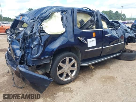 2007 Cadillac Escalade with VIN 1GYEC63807R387344, listed as a IAAI auction lot 42685891 with Not provided miles and . Bid and sale history available at DreamBid. Image 4.