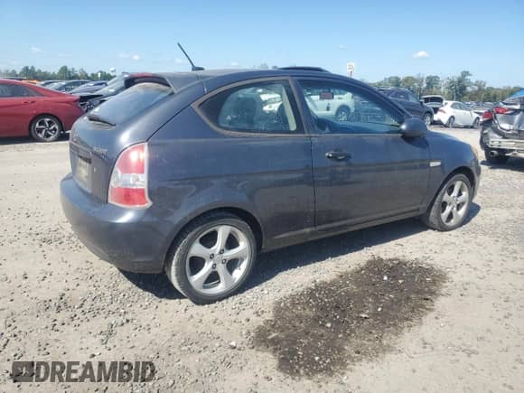 2008 Hyundai Accent SE z VIN KMHCN36C38U087622, wystawiony jako Copart lot #84217995 z przebiegiem 222 658 mil mil oraz Czysty tytuł • Clean title. Historia ofert i sprzedaży dostępna na DreamBid. Obrazek 3.