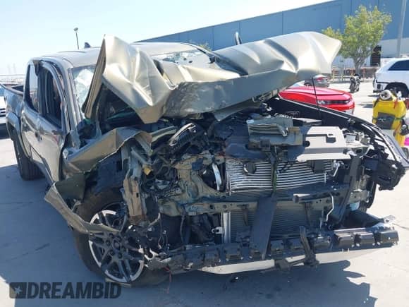 2024 Toyota Tacoma SR5 z VIN 3TMLB5JN8RM007836, wystawiony jako IAAI lot #42443151 z przebiegiem Nie podano mil oraz . Historia ofert i sprzedaży dostępna na DreamBid. Obrazek 6.
