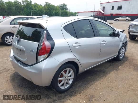 2015 Toyota Prius One z VIN JTDKDTB38F1582101, wystawiony jako IAAI lot #42429002 z przebiegiem 182 948 mil mil oraz . Historia ofert i sprzedaży dostępna na DreamBid. Obrazek 4.