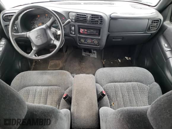 2000 Chevrolet Blazer LS z VIN 1GNDT13W1Y2112487, wystawiony jako Copart lot #63741485 z przebiegiem 270 945 mil mil oraz Szkoda całkowita • Salvage title. Historia ofert i sprzedaży dostępna na DreamBid. Obrazek 8.