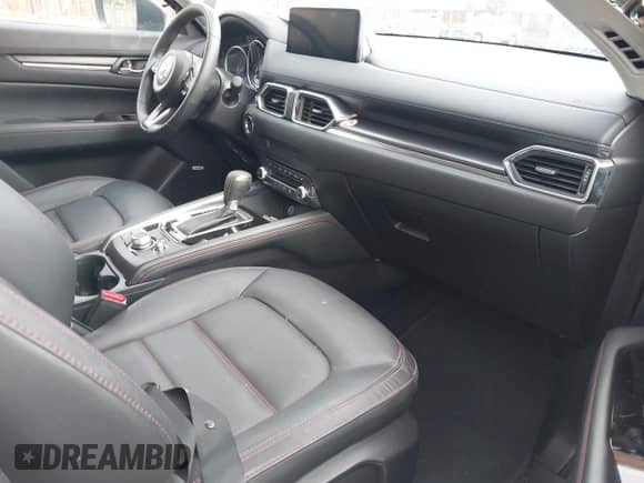 2025 Mazda CX-5 S Carbon Edition z VIN JM3KFBCM0S0678727, wystawiony jako IAAI lot #43111665 z przebiegiem 6 866 mil mil oraz . Historia ofert i sprzedaży dostępna na DreamBid. Obrazek 5.