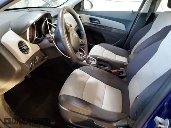 2013 Chevrolet Cruze LS z VIN 1G1PA5SG3D7299606, wystawiony jako Copart lot #86618385 z przebiegiem 99 235 mil mil oraz Szkoda całkowita • Salvage title. Historia ofert i sprzedaży dostępna na DreamBid. Obrazek 7.