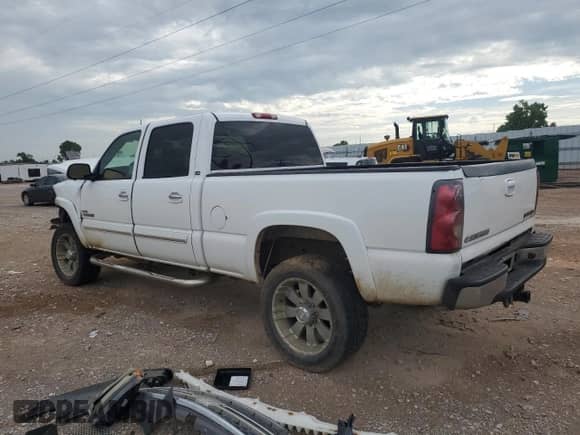 2005 Chevrolet Silverado 2500HD LS с VIN 1GCHC23225F957043, выставлен на аукционе Copart как лот 62664025 с пробегом 216 141 миль миль и Списание • Salvage title. История ставок и продаж доступна на DreamBid. Изображение 2.