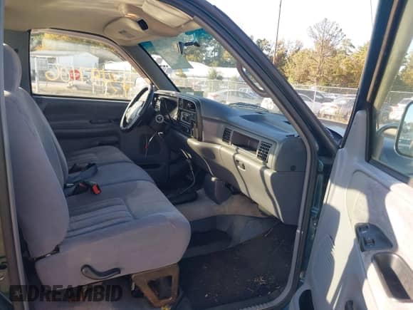 1997 Dodge 1500 z VIN 1B7HF16Z1VS107468, wystawiony jako IAAI lot #43487106 z przebiegiem 104 919 mil mil oraz . Historia ofert i sprzedaży dostępna na DreamBid. Obrazek 5.