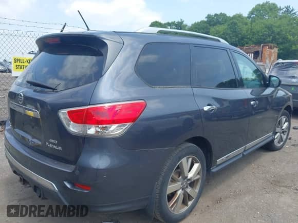 2013 Nissan Pathfinder SV z VIN 5N1AR2MMXDC669881, wystawiony jako IAAI lot #42571921 z przebiegiem 158 714 mil mil oraz . Historia ofert i sprzedaży dostępna na DreamBid. Obrazek 4.