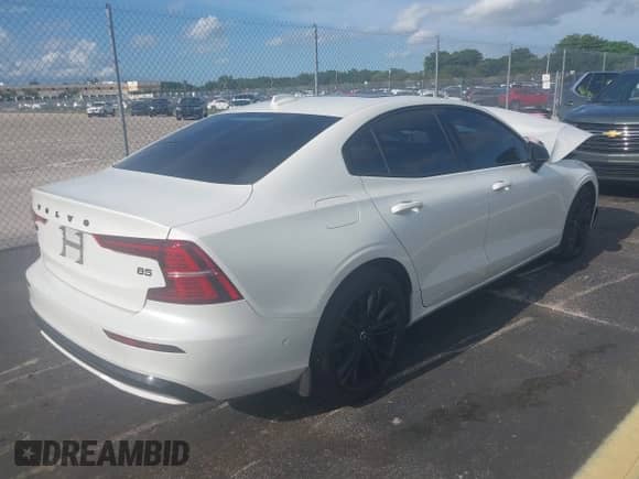 2024 Volvo S60 Plus Black Edition z VIN 7JRL12FH6RG300005, wystawiony jako IAAI lot #42988307 z przebiegiem 14 599 mil mil oraz . Historia ofert i sprzedaży dostępna na DreamBid. Obrazek 4.