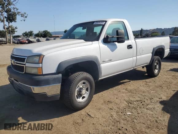 2006 Chevrolet Silverado 2500HD LS с VIN 1GCHC24U86E235180, выставлен на аукционе Copart как лот 60489395 с пробегом 199 098 миль миль и Списание • Salvage title. История ставок и продаж доступна на DreamBid. Изображение 1.