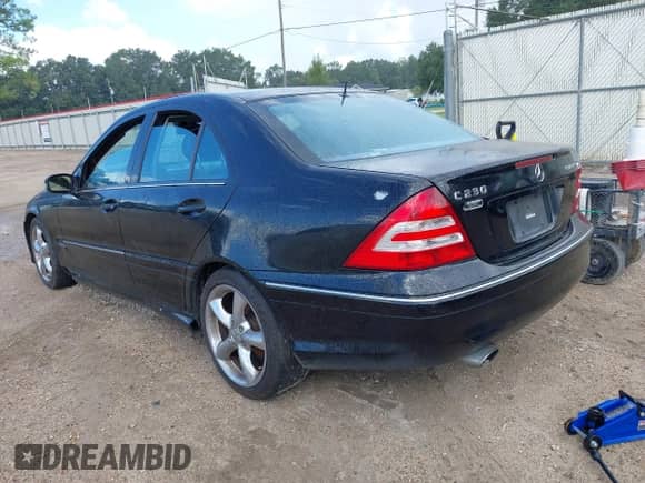2005 Mercedes-Benz C 230 Kompressor z VIN WDBRF40J15F611535, wystawiony jako IAAI lot #43260919 z przebiegiem 142 192 mil mil oraz . Historia ofert i sprzedaży dostępna na DreamBid. Obrazek 3.