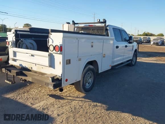 2018 Ford F-250 XL with VIN 1FT7W2A63JEC40028, listed as a IAAI auction lot 43538572 with 173,987 mi miles and . Bid and sale history available at DreamBid. Image 4.