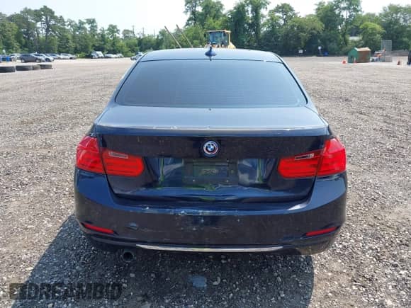 2014 BMW 3 Series 328i xDrive z VIN WBA3B3C51EJ982149, wystawiony jako IAAI lot #42897290 z przebiegiem 130 498 mil mil oraz . Historia ofert i sprzedaży dostępna na DreamBid. Obrazek 16.