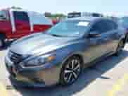 2016 Nissan Altima SR z VIN 1N4AL3AP7GC209095, wystawiony jako IAAI lot #42988837 z przebiegiem 125 636 mil mil oraz . Historia ofert i sprzedaży dostępna na DreamBid. Obrazek 2.