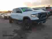2019 Ram 1500 Rebel z VIN 1C6SRFLT4KN849553, wystawiony jako IAAI lot #43091880 z przebiegiem 93 753 mil mil oraz . Historia ofert i sprzedaży dostępna na DreamBid. Obrazek 1.