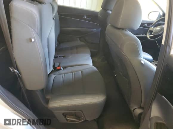 2019 Kia Sorento LX z VIN 5XYPGDA30KG525079, wystawiony jako Copart lot #70929805 z przebiegiem 136 035 mil mil oraz Czysty tytuł • Clean title. Historia ofert i sprzedaży dostępna na DreamBid. Obrazek 11.