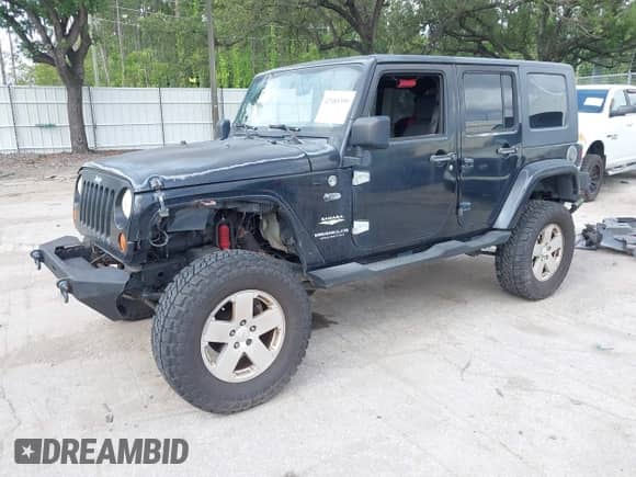 2007 Jeep Wrangler Unlimited Sahara z VIN 1J8GA59187L104774, wystawiony jako IAAI lot #42485359 z przebiegiem 192 254 mil mil oraz . Historia ofert i sprzedaży dostępna na DreamBid. Obrazek 18.