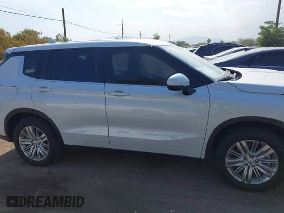 2024 Mitsubishi Outlander ES with VIN JA4J3UA88RZ090038, listed as a IAAI auction lot 42726016 with 6,623 mi miles and . Bid and sale history available at DreamBid. Image 13.