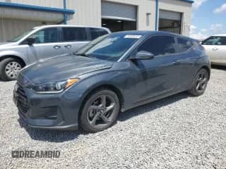 2019 Hyundai Veloster Premium z VIN KMHTG6AF8KU019918, wystawiony jako Copart lot #56999235 z przebiegiem 59 615 mil mil oraz Szkoda całkowita • Salvage title. Historia ofert i sprzedaży dostępna na DreamBid. Obrazek 1.