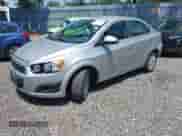 2016 Chevrolet Sonic LT z VIN 1G1JC5SH7G4114195, wystawiony jako IAAI lot #42799744 z przebiegiem 138 202 mil mil oraz . Historia ofert i sprzedaży dostępna na DreamBid. Obrazek 17.
