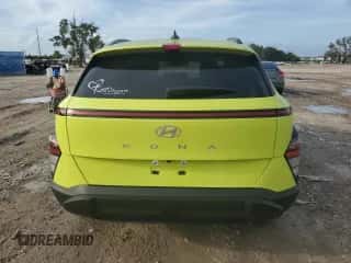 2024 Hyundai Kona SEL z VIN KM8HB3AB5RU056662, wystawiony jako Copart lot #73632604 z przebiegiem 5 748 mil mil oraz Szkoda całkowita • Salvage title. Historia ofert i sprzedaży dostępna na DreamBid. Obrazek 6.