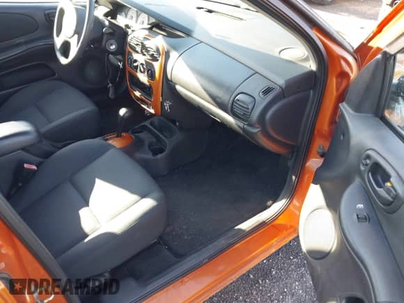 2005 Dodge Neon SXT z VIN 1B3ES56C75D264803, wystawiony jako IAAI lot #41688260 z przebiegiem 104 336 mil mil oraz . Historia ofert i sprzedaży dostępna na DreamBid. Obrazek 5.