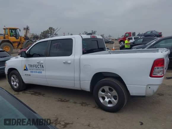 2020 Ram 1500 Big Horn z VIN 1C6RREFG3LN129718, wystawiony jako IAAI lot #42269424 z przebiegiem 97 387 mil mil oraz . Historia ofert i sprzedaży dostępna na DreamBid. Obrazek 15.