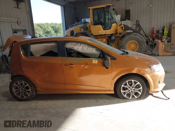 2019 Chevrolet Sonic LT z VIN 1G1JD6SBXK4117812, wystawiony jako IAAI lot #43250931 z przebiegiem Nie podano mil oraz . Historia ofert i sprzedaży dostępna na DreamBid. Obrazek 13.