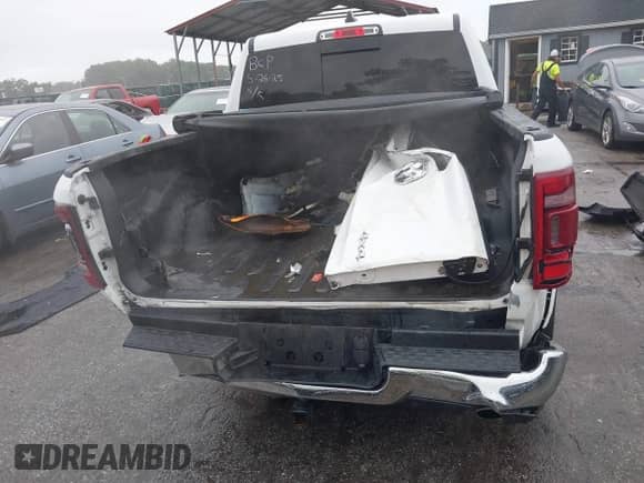 2020 Ram 1500 Limited z VIN 1C6SRFHTXLN392001, wystawiony jako IAAI lot #42508478 z przebiegiem 143 607 mil mil oraz . Historia ofert i sprzedaży dostępna na DreamBid. Obrazek 16.