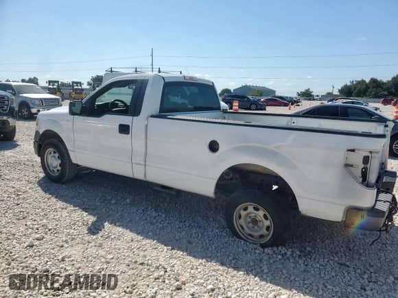 2013 Ford F-150 XL z VIN 1FTMF1CM3DKE58243, wystawiony jako Copart lot #70649635 z przebiegiem 137 074 mil mil oraz Czysty tytuł • Clean title. Historia ofert i sprzedaży dostępna na DreamBid. Obrazek 2.