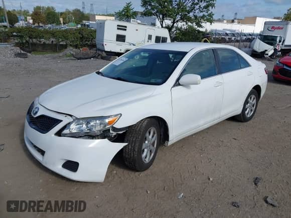 2010 Toyota Camry LE z VIN 4T4BF3EK3AR082496, wystawiony jako IAAI lot #43354048 z przebiegiem 144 942 mil mil oraz . Historia ofert i sprzedaży dostępna na DreamBid. Obrazek 2.