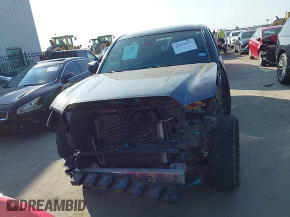 2022 Toyota Tacoma SR5 z VIN 3TMAZ5CN5NM195631, wystawiony jako IAAI lot #43172697 z przebiegiem 40 382 mil mil oraz . Historia ofert i sprzedaży dostępna na DreamBid. Obrazek 12.