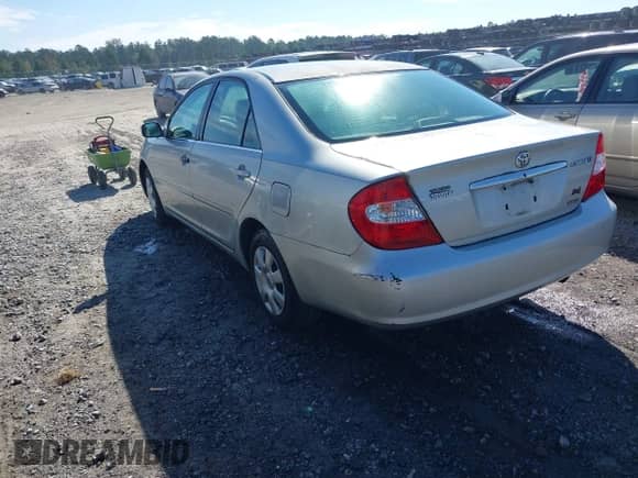 2003 Toyota Camry XLE z VIN 4T1BE32K43U196334, wystawiony jako IAAI lot #43326458 z przebiegiem 204 590 mil mil oraz . Historia ofert i sprzedaży dostępna na DreamBid. Obrazek 3.