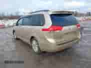 2012 Toyota Sienna XLE z VIN 5TDDK3DCXCS047040, wystawiony jako IAAI lot #41494904 z przebiegiem 117 696 mil mil oraz . Historia ofert i sprzedaży dostępna na DreamBid. Obrazek 3.