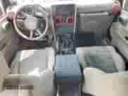 2007 Jeep Wrangler Unlimited Sahara z VIN 1J8GA59117L140502, wystawiony jako Copart lot #81340765 z przebiegiem 151 028 mil mil oraz Szkoda całkowita • Salvage title. Historia ofert i sprzedaży dostępna na DreamBid. Obrazek 8.