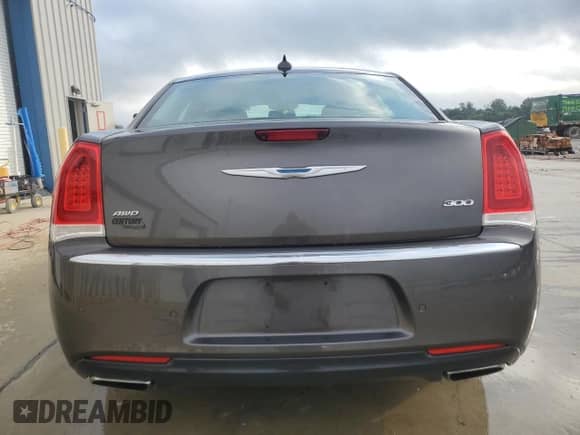 2017 Chrysler 300 Limited z VIN 2C3CCARG9HH591743, wystawiony jako Copart lot #81615595 z przebiegiem 109 601 mil mil oraz Szkoda całkowita • Salvage title. Historia ofert i sprzedaży dostępna na DreamBid. Obrazek 6.