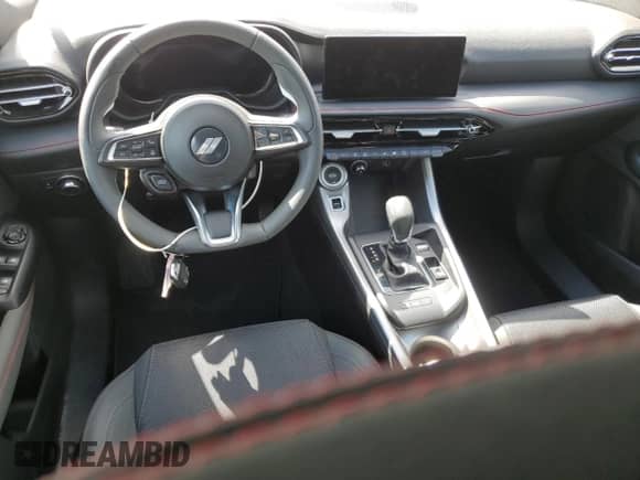 2024 Dodge Hornet R/T z VIN ZACPDFCW3R3A30341, wystawiony jako Copart lot #65537064 z przebiegiem 8 588 mil mil oraz Czysty tytuł • Clean title. Historia ofert i sprzedaży dostępna na DreamBid. Obrazek 8.