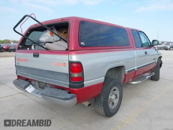 1998 Dodge 1500 z VIN 1B7HF13Y5WJ180264, wystawiony jako IAAI lot #41858346 z przebiegiem 117 340 mil mil oraz . Historia ofert i sprzedaży dostępna na DreamBid. Obrazek 4.