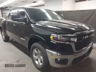 2025 Ram 1500 Big Horn z VIN 1C6SRFFPXSN551670, wystawiony jako IAAI lot #42105142 z przebiegiem 10 855 mil mil oraz . Historia ofert i sprzedaży dostępna na DreamBid. Obrazek 1.