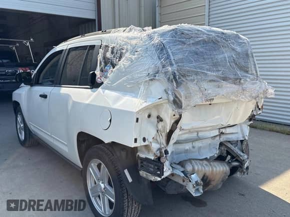 2007 Jeep Compass Sport with VIN 1J8FT47W27D370008, listed as a Copart auction lot 68281255 with 109,027 mi miles and Clean title. Bid and sale history available at DreamBid. Image 3.