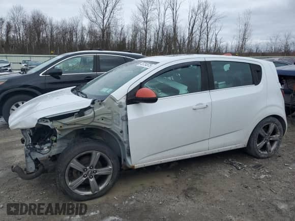 2013 Chevrolet Sonic RS z VIN 1G1JH6SB4D4171078, wystawiony jako Copart lot #45724575 z przebiegiem 146 219 mil mil oraz Szkoda całkowita • Salvage title. Historia ofert i sprzedaży dostępna na DreamBid. Obrazek 1.