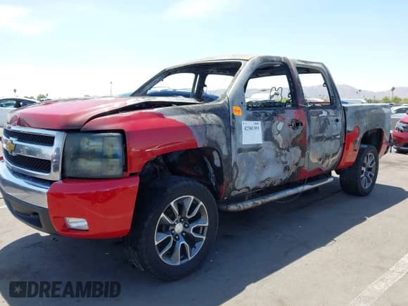 2007 Chevrolet Silverado 1500 1LT z VIN 3GCEK13MX7G502251, wystawiony jako IAAI lot #42381393 z przebiegiem Nie podano mil oraz . Historia ofert i sprzedaży dostępna na DreamBid. Obrazek 6.