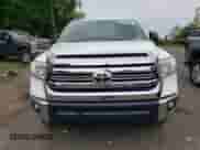 2017 Toyota Tundra SR5 z VIN 5TFDY5F12HX646120, wystawiony jako Copart lot #57029305 z przebiegiem 114 237 mil mil oraz Szkoda całkowita • Salvage title. Historia ofert i sprzedaży dostępna na DreamBid. Obrazek 5.