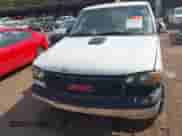 2002 GMC Sierra 1500 SL z VIN 1GTEC14V62Z900828, wystawiony jako IAAI lot #43205215 z przebiegiem Nie podano mil oraz . Historia ofert i sprzedaży dostępna na DreamBid. Obrazek 6.