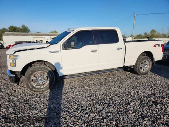 2016 Ford F-150 XLT z VIN 1FTFW1EF8GFA93062, wystawiony jako Copart lot #82126055 z przebiegiem 104 854 mil mil oraz Szkoda całkowita • Salvage title. Historia ofert i sprzedaży dostępna na DreamBid. Obrazek 1.