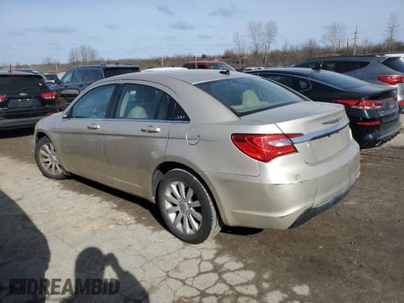 2014 Chrysler 200 Touring z VIN 1C3CCBBB4EN178880, wystawiony jako Copart lot #43605905 z przebiegiem 153 764 mil mil oraz Szkoda całkowita • Salvage title. Historia ofert i sprzedaży dostępna na DreamBid. Obrazek 2.