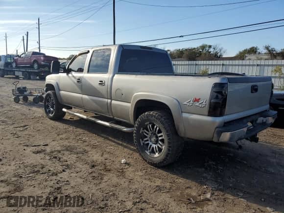 2002 Chevrolet Silverado 1500HD LT с VIN 1GCGK13U22F226215, выставлен на аукционе Copart как лот 67556633 с пробегом 237 272 миль миль и Списание • Salvage title. История ставок и продаж доступна на DreamBid. Изображение 2.