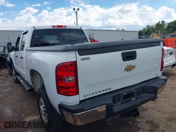 2011 Chevrolet Silverado 2500HD LT z VIN 1GC1CXCG6BF233085, wystawiony jako IAAI lot #43291048 z przebiegiem 161 159 mil mil oraz . Historia ofert i sprzedaży dostępna na DreamBid. Obrazek 3.