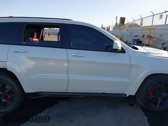 2017 Jeep Grand Cherokee SRT z VIN 1C4RJFDJ7HC600227, wystawiony jako IAAI lot #41390600 z przebiegiem 96 841 mil mil oraz . Historia ofert i sprzedaży dostępna na DreamBid. Obrazek 14.