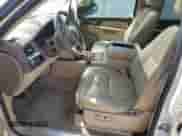 2010 Chevrolet Suburban LTZ z VIN 1GNUCKE03AR274164, wystawiony jako Copart lot #52984885 z przebiegiem 238 689 mil mil oraz Szkoda całkowita • Salvage title. Historia ofert i sprzedaży dostępna na DreamBid. Obrazek 7.
